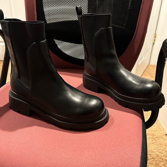 Women’s size 9 Dolce Vita Chelsea Boot - Picture 1 of 6